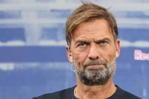 كرة القدم أصبحت رهينة.. كلوب يهاجم توقفات شرب المياه في مونديال 2026